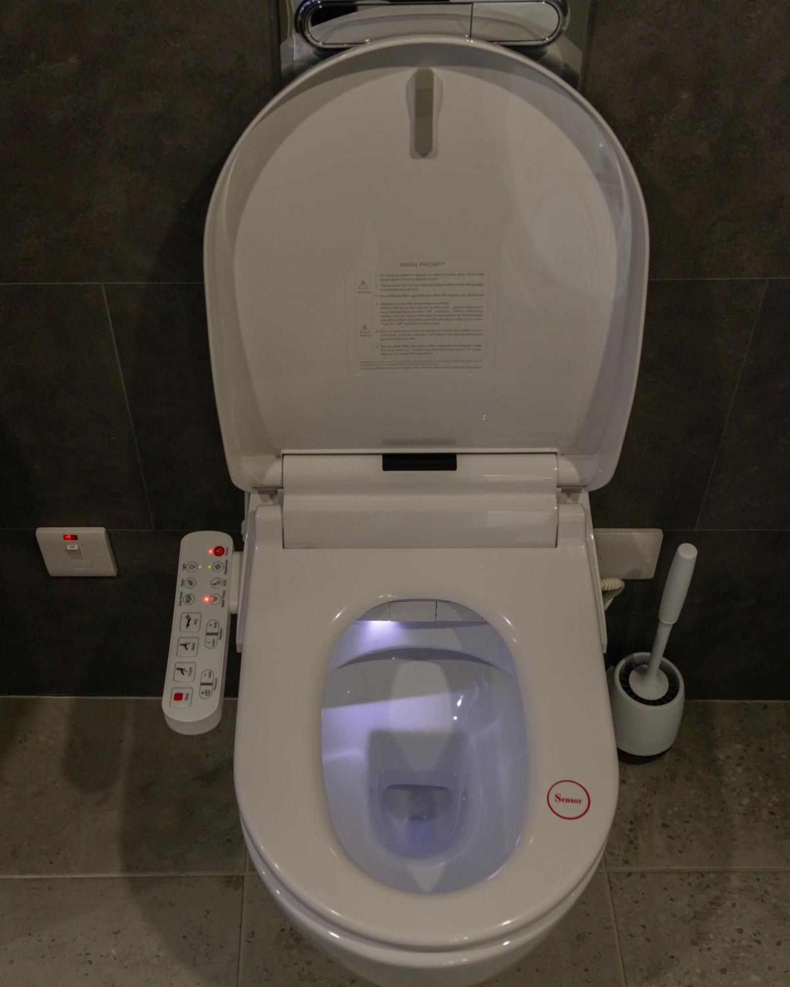 Jucuzzi Bath. Japanese Toilet. Belfast City Centre. Екстериор снимка