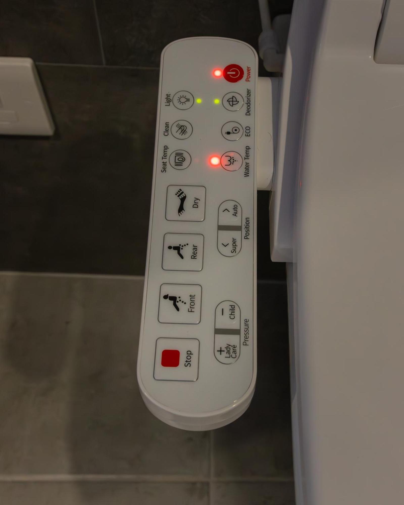 Jucuzzi Bath. Japanese Toilet. Belfast City Centre. Екстериор снимка